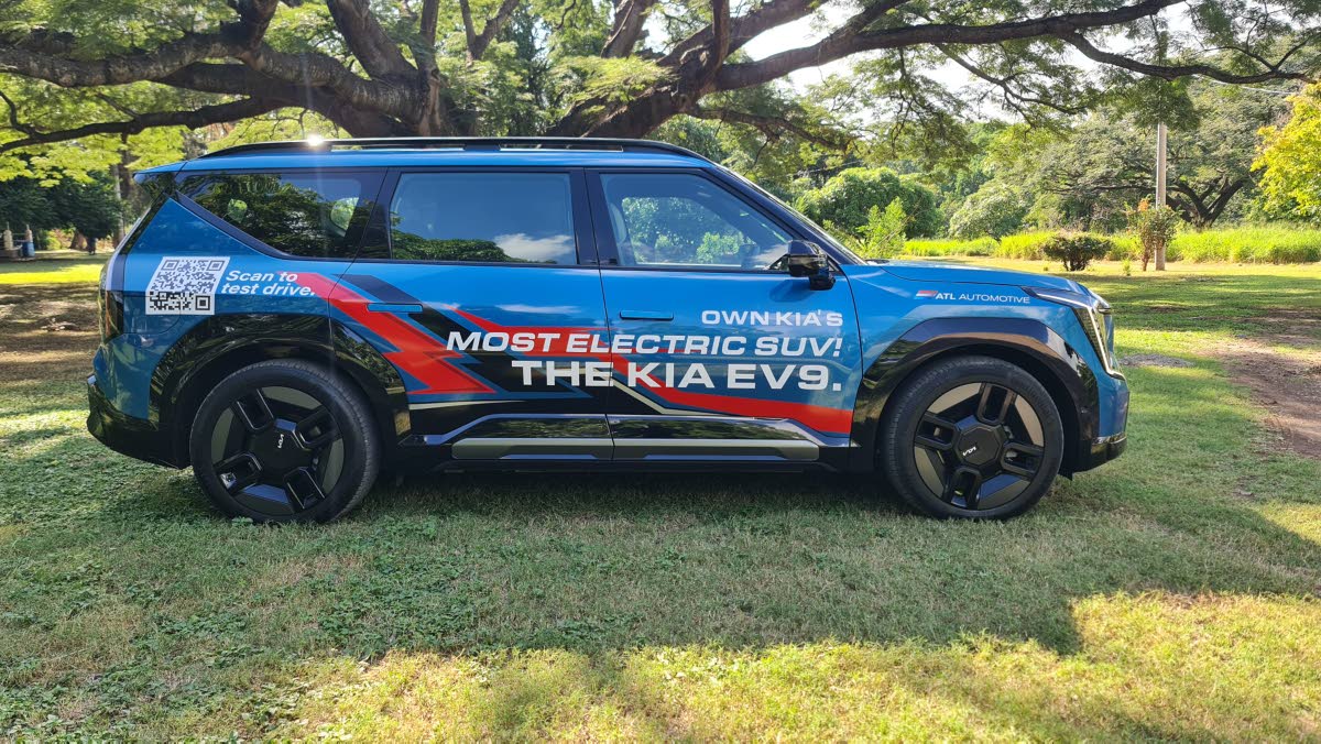 Viewed from the flank, the sheer scale of the 5.1-metre chassis becomes apparent, accented by those striking wheels that anchor the vehicle’s bold, “Opposites United” aesthetic.