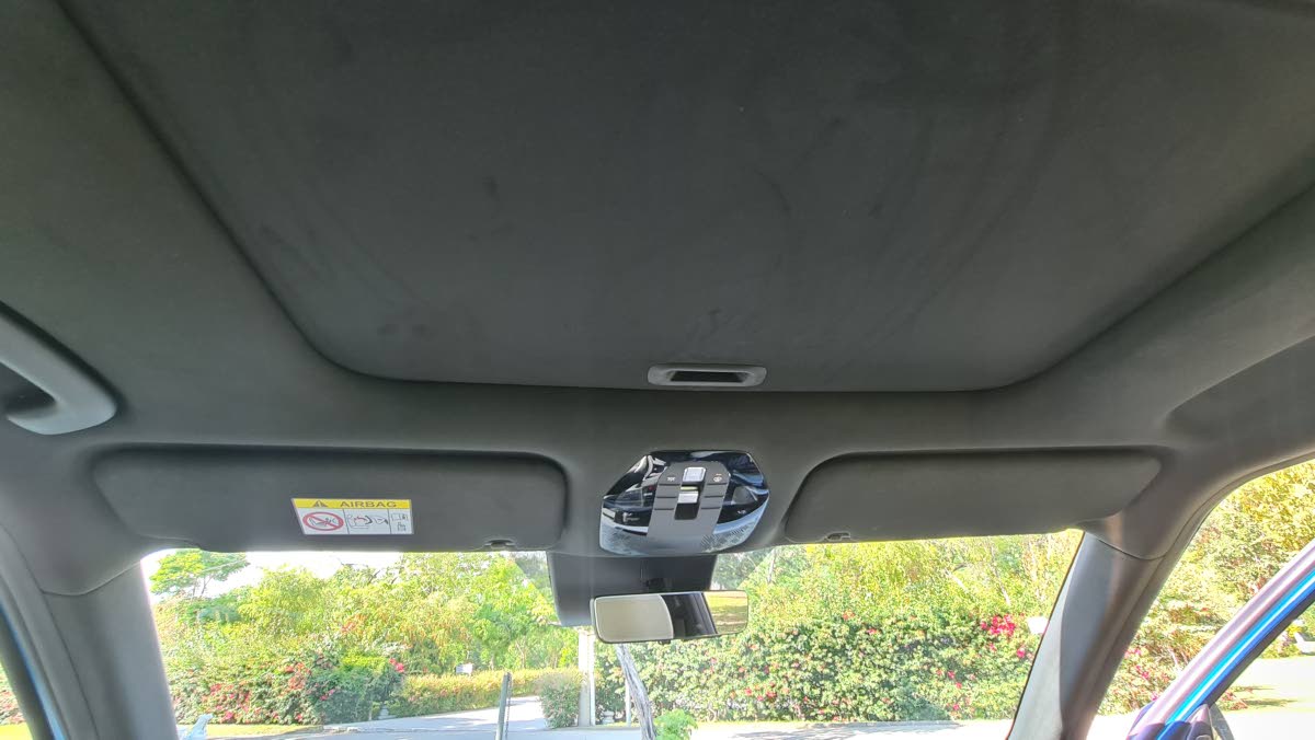 Natural light floods the expansive cabin through the dual-pane glass roof, ensuring that even passengers in the third row enjoy a bright and unrestricted view of the Jamaican sky.