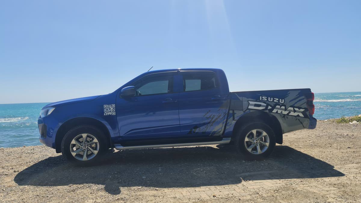The redesigned front fascia commandingly displays the new, aggressive grille and piercing LED headlamps, marking a departure from the more rounded styling of its predecessor.