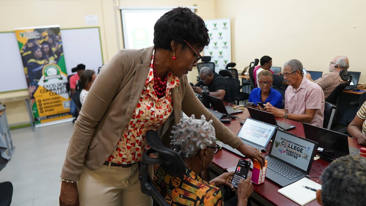 Suzette Morrison Curtis, artificial intelligence specialist at Excelsior Community College, conducting one of the sessions.