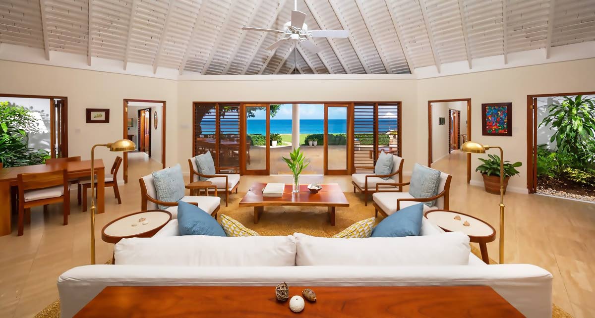 The living room is surrounded by an open-air indoor garden with the sea at your doorstep. 