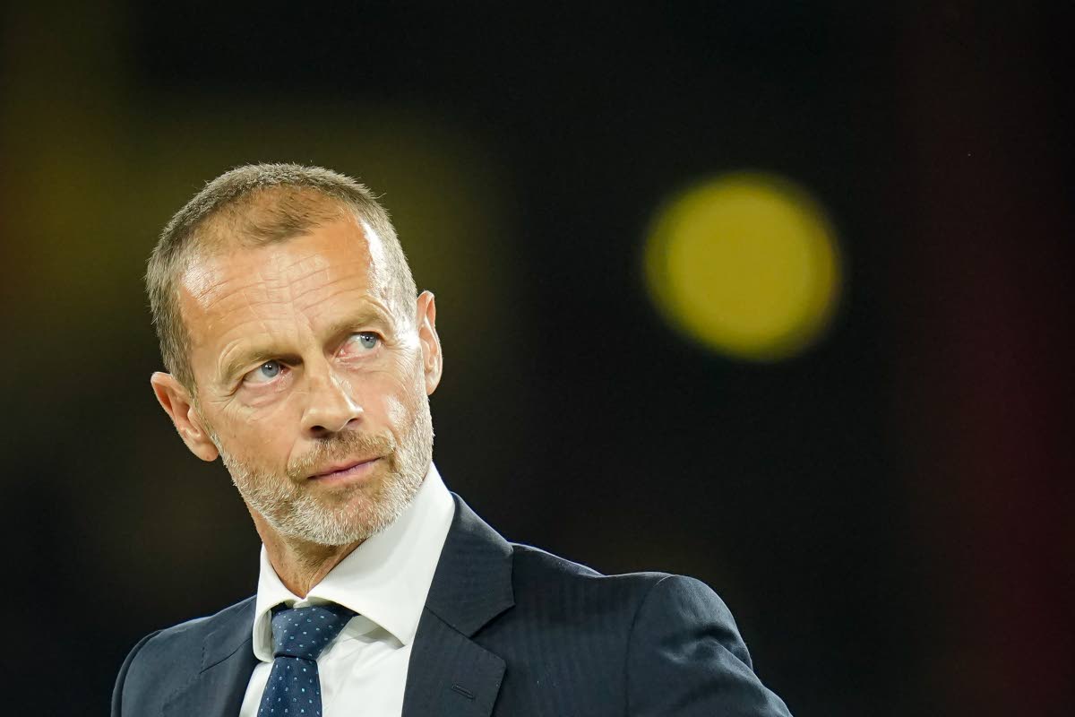 Aleksander Ceferin, presidente de la UEFA, observa la ceremonia de entrega del trofeo al finalizar el partido de la Supercopa de la UEFA entre el Paris Saint-Germain y el Aston Villa en Salzburgo, Austria, el miércoles 12 de agosto de 2026. (Foto AP/Darko
