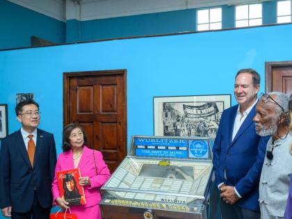 Hotelier Christopher Issa (second right) presents a 1962 Wurlitzer jukebox to the Jamaica Music Museum as executive director Herbie Miller (right) looks on. Also sharing in the moment are Chinese Ambassador to Jamaica Wang Jinfeng (left) and VP Records co-