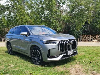 Clean, uninterrupted lines span the length of the chassis, highlighting a sophisticated profile that masks the SUV’s substantial 4,166 lb kerb weight.