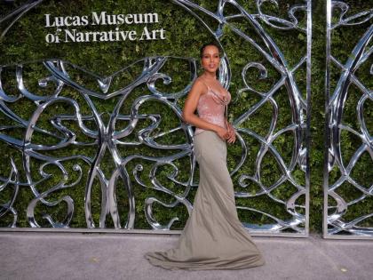 Kerry Washington makes a statuesque statement in a two-toned Wiederhoeft corset gown.
