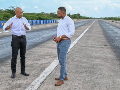 Chief Executive Officer, National Reconstruction and Resilience Authority (NaRRA), Major General (Ret’d) Ambassador Antony Anderson (left), in conversation with Jamaica Information Service (JIS) Chief Executive Officer, Giovanni Dennis, during a Special 