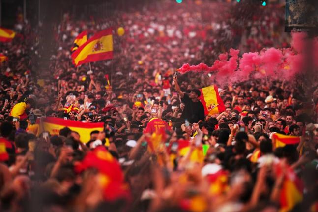 Fans wait for the arrival of players from Spain’s national football team during celebrations in Madrid yesterday after Spain defeated Argentina in the World Cup final in East Rutherford, New Jersey, near New York. 