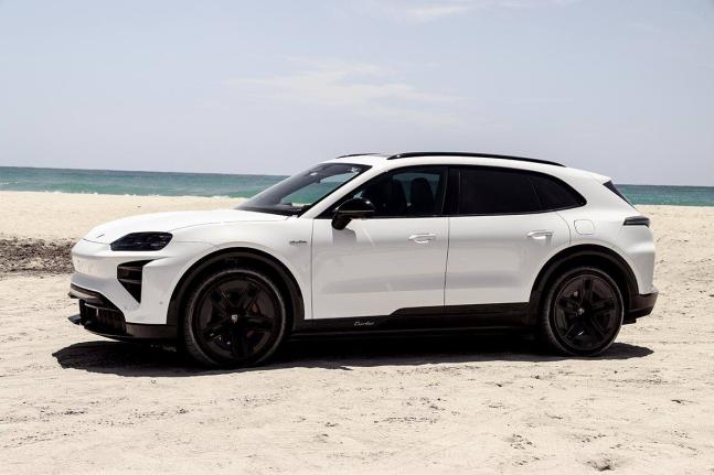 Sweeping body lines and low-slung proportions give the 5-door SUV a commanding stance while minimising aerodynamic drag.