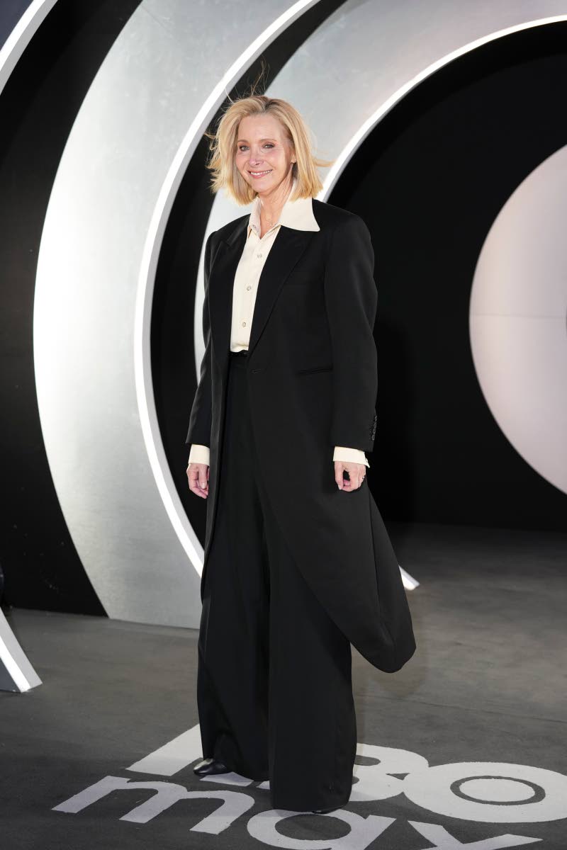 Lisa Kudrow dons a long blazer suit. 