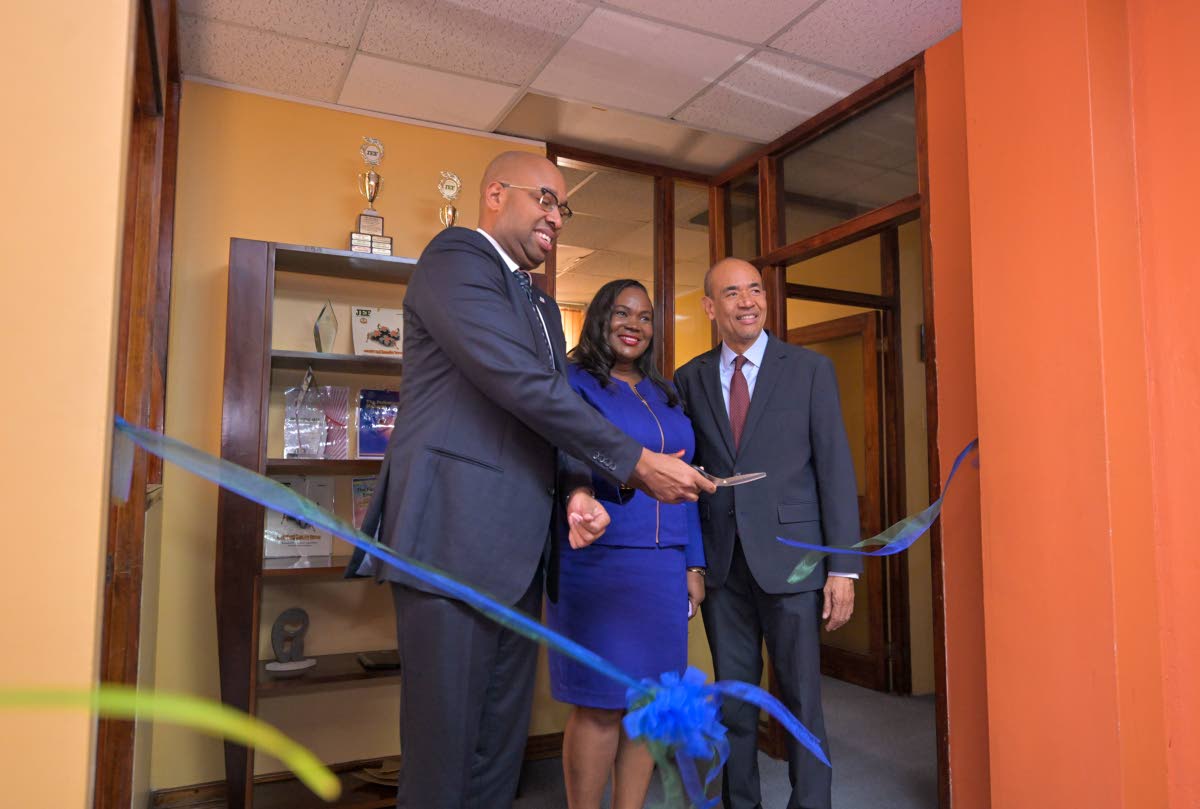 Minister of State, Ministry of Industry, Investment and Commerce, Delano Seiveright (left), cuts the ribbon to officially launch the Jamaica Employers’ Federation (JEF) and Young Entrepreneurs Association of Jamaica (YEA) Business Development Centre at t