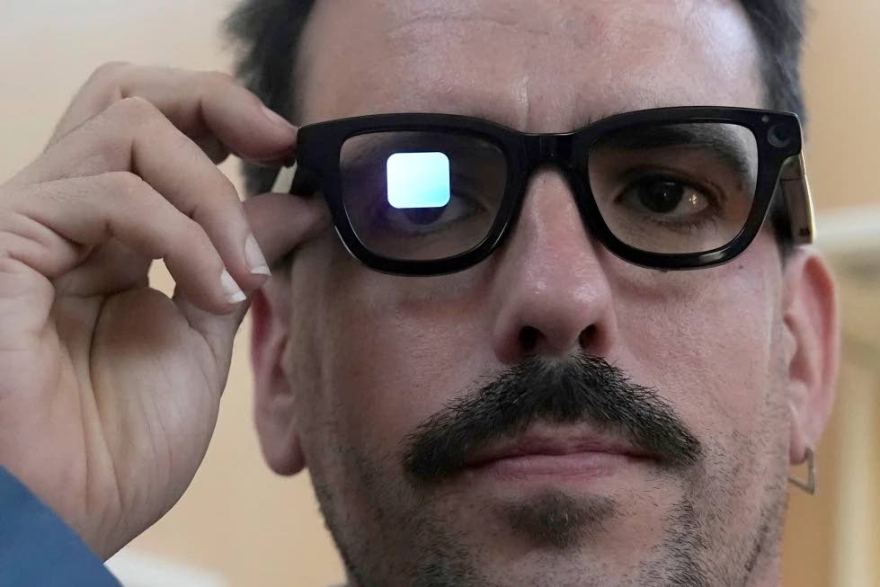 Michael Mcloughlin, of El Confidencial, gets a demonstration of Gemini on Android XR glasses at a Google I/O event in Mountain View, California, USA, Tuesday, May 20, 2025.