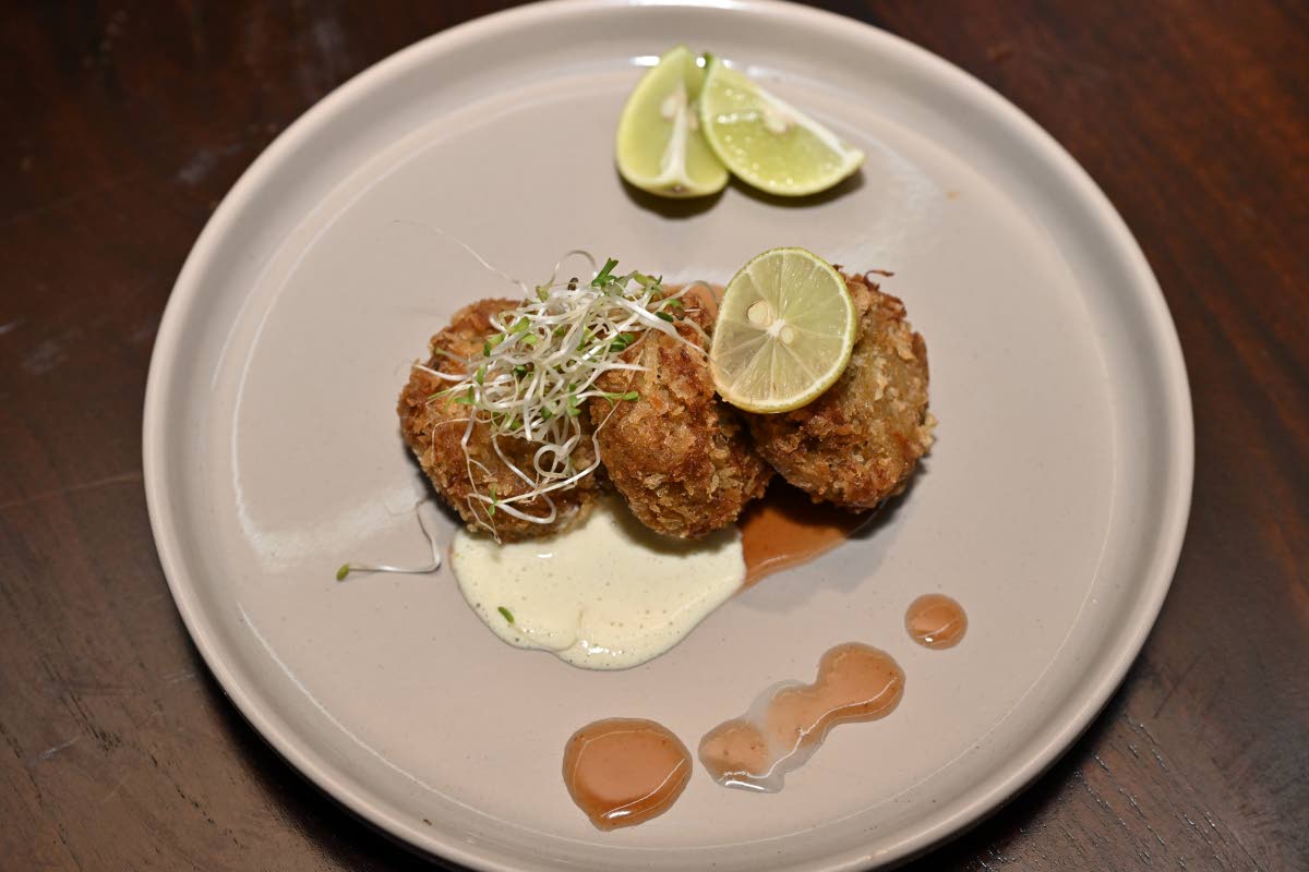 The crab cake features freshly caught crab meat seasoned to perfection, coated in panko breadcrumbs and deep-fried for a crispy, golden finish. It is served with sweet chilli sauce and spicy mayo for a creamy kick.