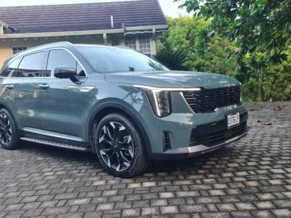 The revised front end, showcasing the integrated ‘Tiger Nose’ grille and T-shaped daytime running lights for a contemporary road presence. 