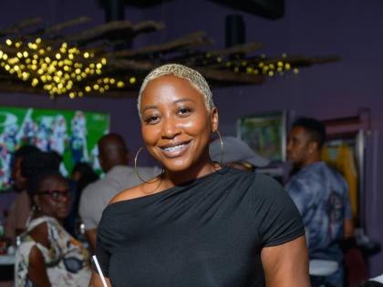 Regina Gilling keeps it simple yet cute, donning all black for the occasion.