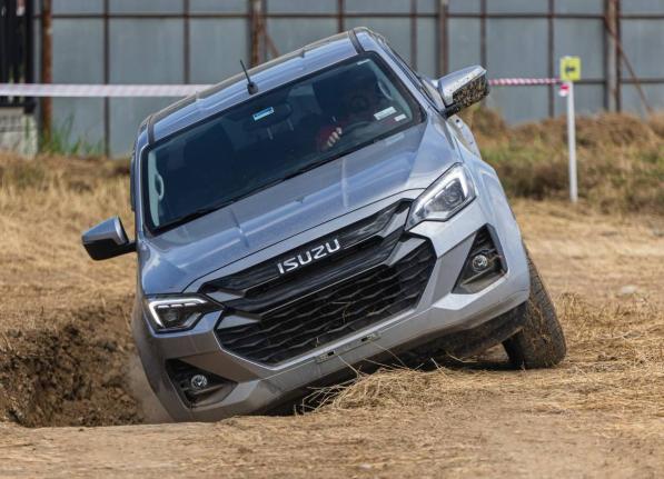 Putting theory into practice, the D-Max demonstrates its superior wheel articulation and chassis rigidity while navigating the technical rigors of the test track.